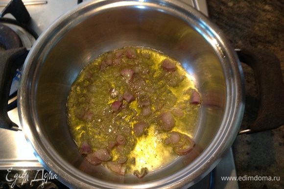 В кастрюлю наливаем оливковое масло и поджариваем лук до золотистого цвета.