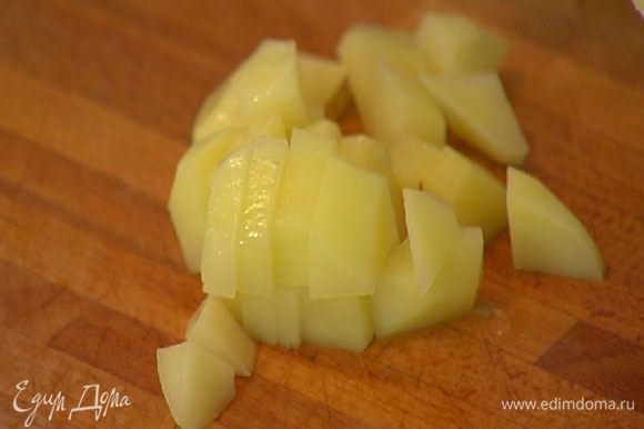 Картофель почистить, нарезать небольшими кубиками и добавить в кастрюлю, все перемешать, затем влить горячий овощной бульон.