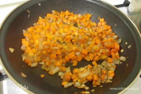 Лук нарезаем кубиками. Морковь нарезаем кубиками. Разогреваем сковородку, смазываем подсолнечным маслом и обжариваем лук. Добавляем соли и перец. Лук обжариваем и добавляем морковь. В сковородке тушим лук и морковь 10 минут.