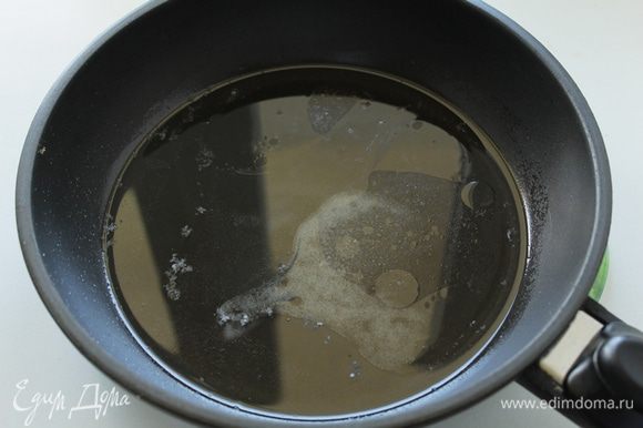 На прогретую сковороду высыпаем сахар, соль, заливаем уксусом и раст. маслом.
