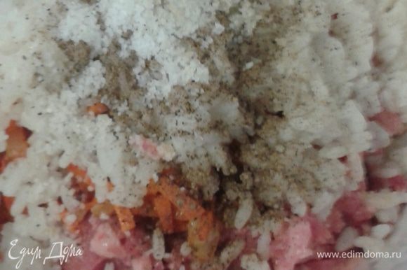 В мясной фарш добавляем отварной рис, пассерованный лук с морковью, соль, молотый черный перец.