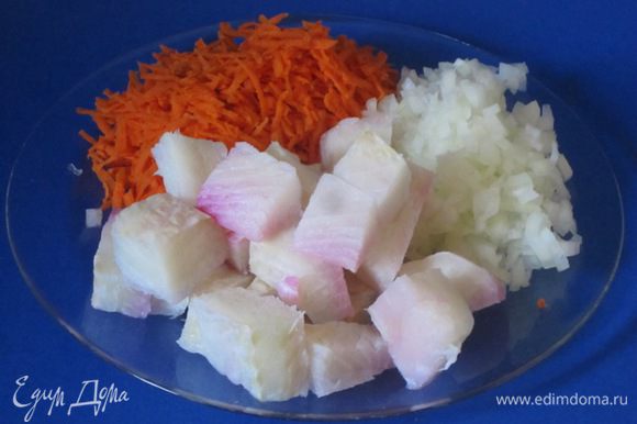 Овощи вымыть, очистить. Морковь натереть на терке, лук мелко нарезать. Рыбу нарезать кусочками.