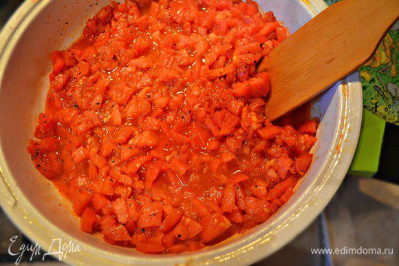 Пассировать помидоры на растительном масле до размягчения (около 5 мин). Добавить соль, сахар, приправить перцем.