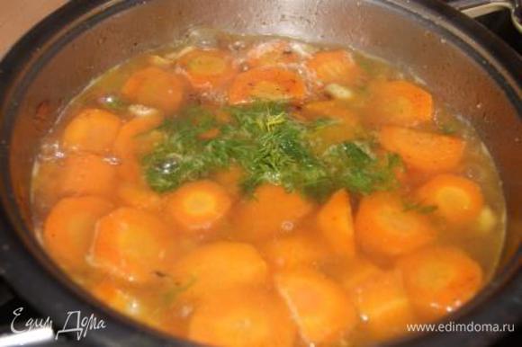 Добавить укроп и воду, так чтобы она только покрывала морковь, варить до готовности моркови.