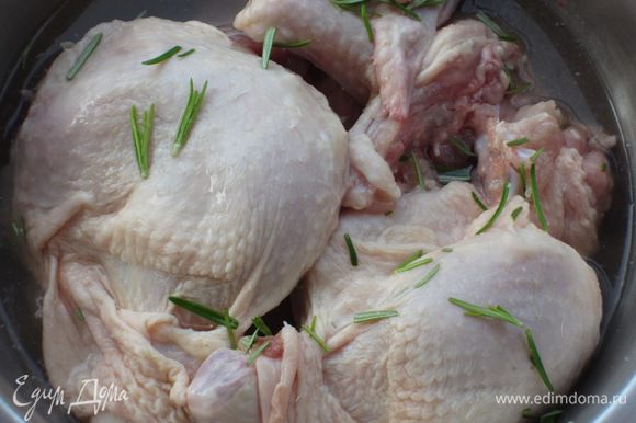 Курицу разрезать на порционные куски, положить в глубокую миску, добавить 1 веточку розмарина и залить вином. Накрыть миску пищевой плёнкой и поставить в холодильник на 30 минут.