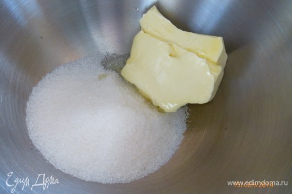 Размягченное сливочное масло взбиваем с сахаром.
