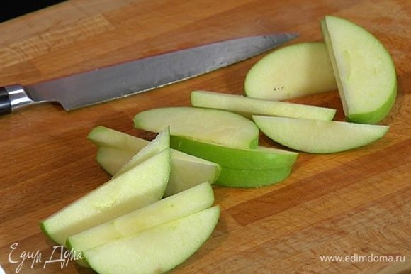 Яблоко и грушу, удалив сердцевину, нарезать дольками толщиной 0,5 см.