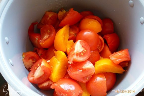 Спелые помидоры разрезаем на 4 части и складываем в чашу мультиварки.