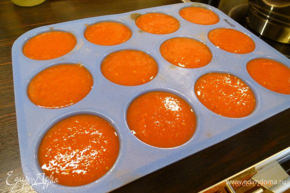 Готовую томатную пасту можно разлить по банкам и пастеризовать 20 минут (так предлагается в оригинальном рецепте). А можно поступить как я, разлить по формочкам и заморозить. Я использовала силиконовую форму для кексов.