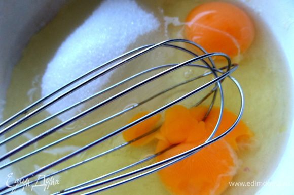 Взбиваем яйца с сахаром и солью.