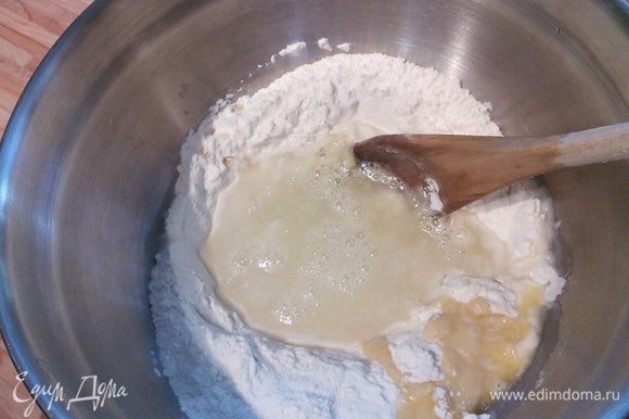 Для теста распустить маргарин/у меня масло/, просеять муку, добавить щепотку соли, развести маргарин с 1/8 литра тёплой воды и замесить мягкое, эластичное тесто.