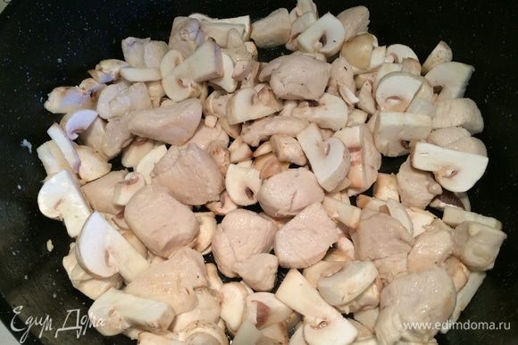 Когда курица приобретет аппетитную корочку, добавить грибы. Готовить около 10 минут.