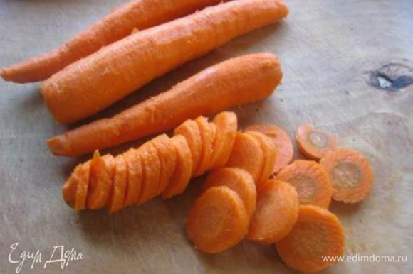 Морковь вымыть, очистить и нарезать соломкой. Сельдерей тоже нарезать соломкой (я не клала, пишу для тех, кто сельдерей любит)