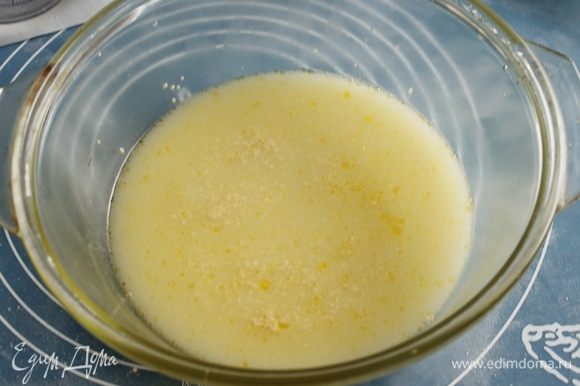 В теплой сыворотке ( можно использовать воду) растворить дрожжи с медом.