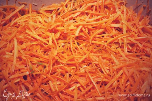 Кабачки и морковь измельчите на терке для корейской моркови.