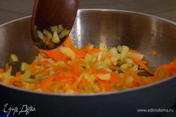Морковь почистить, натереть на крупной терке, добавить к луку с чесноком и, помешивая, обжарить.