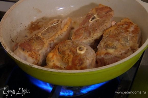 Разогреть в сковороде оставшееся оливковое масло и обжарить мясо на сильном огне до золотистой корочки.