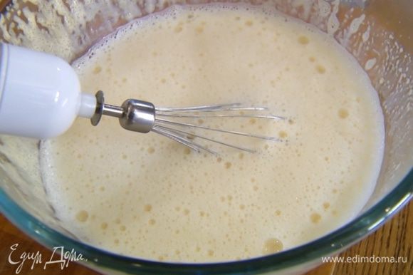 Горячее молоко со сливками влить в желтково-сахарную массу и вымешать венчиком.