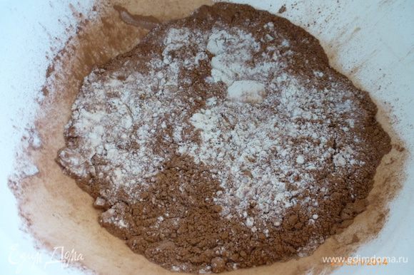 Готовим тесто. В отдельной посуде смешиваем муку, соль, соду, разрыхлитель, какао и цикорий.