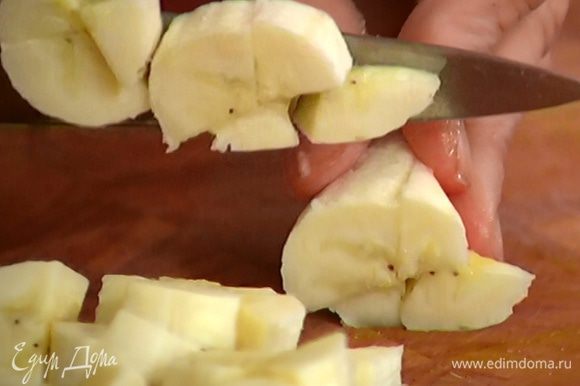 Нектарины и очищенные бананы нарезать небольшими кусочками.