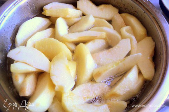 Яблоки почистить от кожицы и семян, разрезать на дольки. Закипятить воду с сахаром и проварить в сиропе яблоки до мягкости. Отцедить от сиропа.