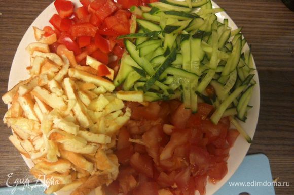 Нарезать помидоры, перец, огурец и омлет на кубики или соломку.