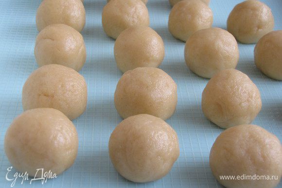 Отщипывать от теста небольшие кусочки и формировать шарики величиной с грецкий орех.