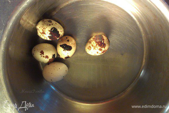 Отварить перепелиные яйца (5 минут), затем остудить их, почистить и порезать на половинки.