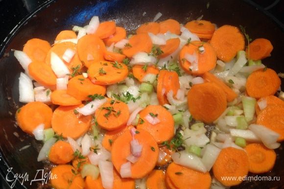 В кастрюлю добавьте еще немного масла и обжаривайте овощи вместе с листиками тимьяна, 10-15 минут до мягкости.