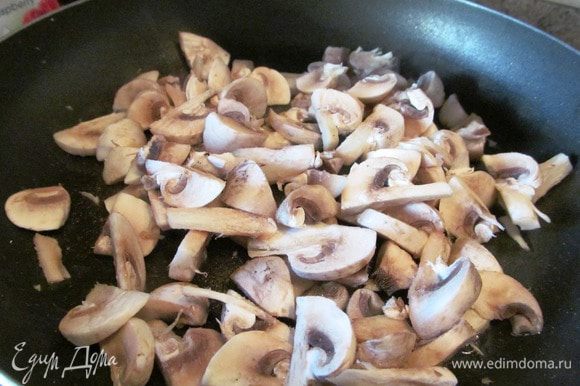 Моем , режем и жарим грибы пластинками, не забываем их посолить и поперчить! Шпинат опускаем на 3 минуты в кипяток, он должен размягчиться.