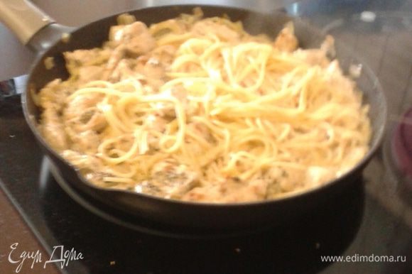 Далее перемешиваем пасту с соусом, через пару минут выключаем печь и раскладываем спагетти по тарелочкам.