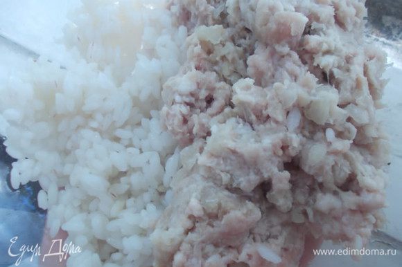 Куриный фарш(у меня было мясо с бедрышек) перемешать, с предварительно сваренным до полу готовности рисом.