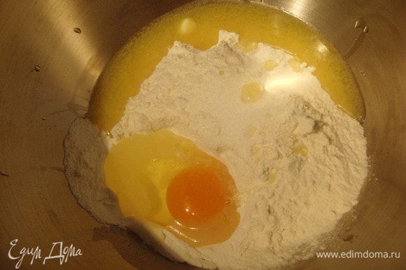 Муку, яйцо, мягкое масло сливочное, масло подсолнечное и соль соединить в миске и подливая тёплой воды(может понадобиться до 250 мл. замесить мягкое, эластичное тесто.