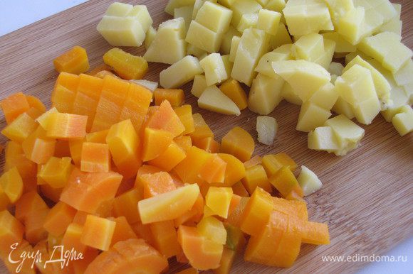 Морковь и картофель нарезать мелким кубиком.