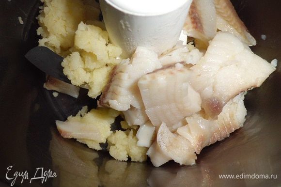 Картофель очистить,отварить почти до готовности. Рыбу опустить в кипящую воду буквально на несколько минут. С помощью комбайна (блендера) перетираем все до однородной массы. Добавляем масло,соль специи по вкусу.