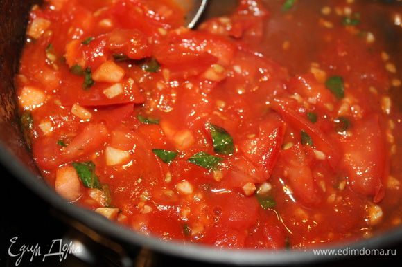 Чеснок порубить мелко, помидорки порезать кубиком. И вместе потушить буквально 3 минуты. Добавить чайную ложку томатной пасты без сахара. Соус готов. Добавляем рубленый базилик.