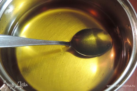 В толстостенном ковшике топим сахар и доводим его до красивого янтарного цвета. Затем заливаем горячей водой и помешиваем, пока вся карамель растает. Добавляем по вкусу немного лимонной кислоты. Сироп сразу немного осветлится.
