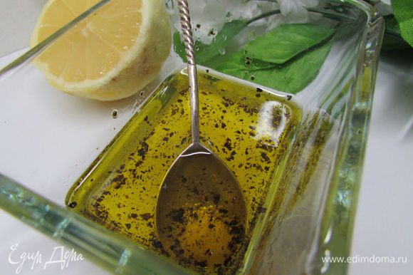 Приготовить заправку. Смешать лимонный сок, оливковое масло, соль, сахар, щепотку черного перца.