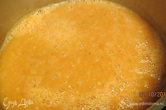 Блендером превращаем суп в пюре. Здесь текстуру регулируйте по своему вкусу. Делия предлагает взбивать его совсем недолго, чтобы кусочки овощей попадались.