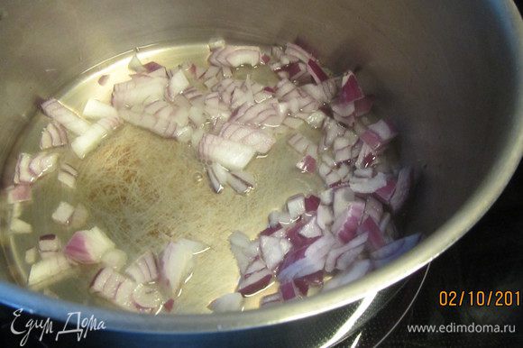 В кастрюле разогреваем оба вида масла и обжариваем мелко порезанный лук минут 5, до мягкости.
