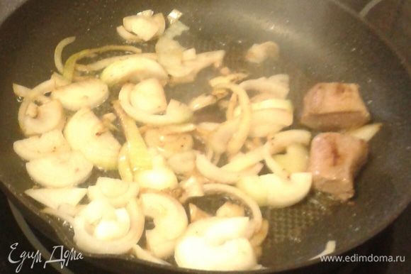 Далее на этой же сковородке обжарить нарезанные овощи: лук,