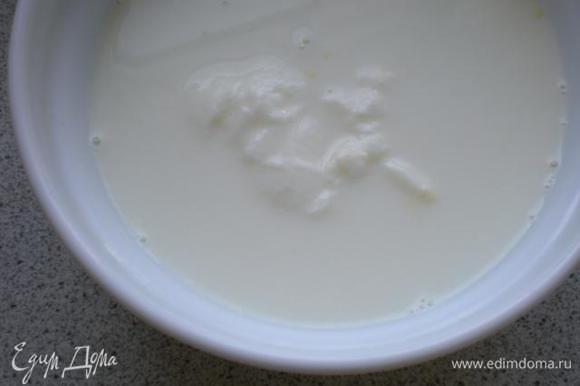 4 столовые ложки молока соединить с 4 столовыми ложками мацуна.