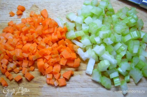 Сельдерей и морковь порезать мелкими кубиками.