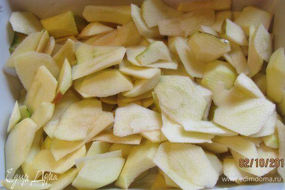 Яблоки чистим, режем тонкими дольками, взбрызгиваем лимонным соком и выкладываем в смазанную маслом форму для запекания.