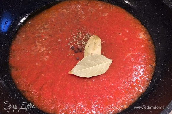 В другой сковороде прогреть томатный сок (или томатную пасту), добавить лавровый лист, душистый перец, соль по вкусу (учитывайте соленый вкус огурцов!).