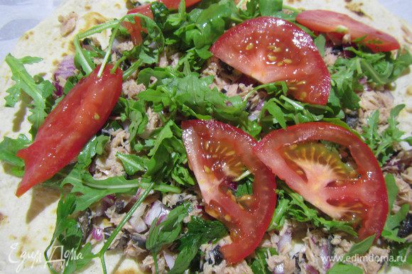 На лепешки выкладываем салат из тунца. сверху салатный микс и пару долек помидорами. Сворачиваем их, разрезаем напополам и подаем.
