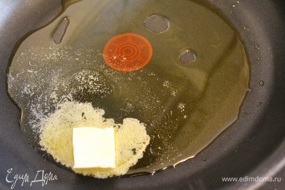 Пока паста варится, готовим креветки. В сковороде на среднем огне растапливаем сливочное масло и разогреваем оливковое масло.