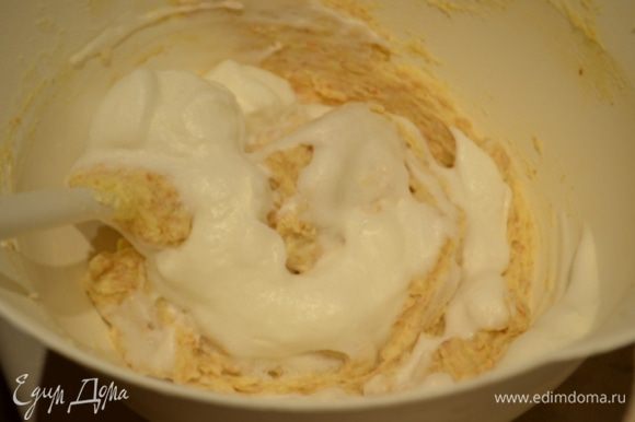 Белки отдельно взбить с щепоткой соли в крепкую массу, вмешать порционно в тесто.