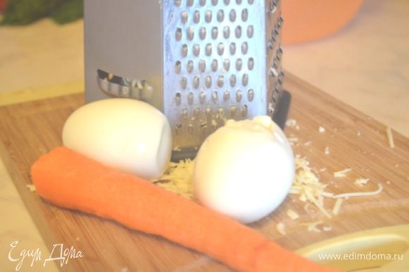 Для начинки нам понадобятся из трех яиц 2 вареных, а одно сырое. То есть 2 яйца сварить вкрутую и мелко нарезать. Добавить измельченный перец и морковь, потертую на мелкой терке.