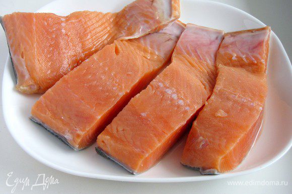 Филе лосося разрезать на порционные кусочки.